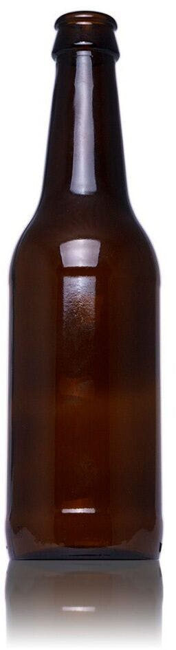 Bonita y diferente botella de cerveza de vidrio de color ámbar sin grabados.